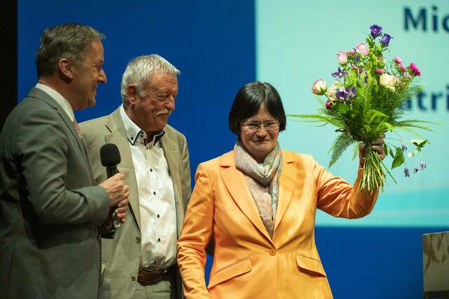 Happy Hochzeitstag: Ein besonderer Tag war es auch für das Ehepaar Lieberknecht. Chefredakteur Willi Wild gratulierte mit einem Blumenstrauß.   | Foto: Maik Schuck