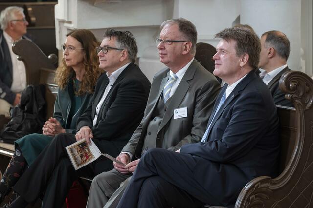 Regionalbischöfin Friederike Spengler (v.l.), Regionalbischof Tobias Schüfer, Propst Johann Schneider und Jan Lemke, der Präsident des Landeskirchenamtes der Evangelischen Kirche in Mitteldeutschland (EKM)  | Foto: Maik Schuck