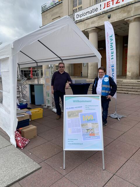 Stefen Wolf (l.) und André Poppowitsch am Stand der Kirchenzeitung | Foto: Willi Wild