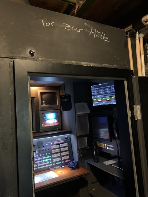 "Tor zur Hölle": Backstage im DNT. | Foto: Willi Wild