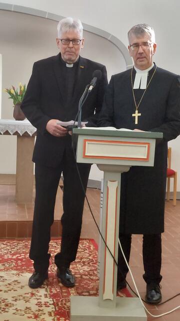 Grußwort von Bischof Salomäki bei der Vertragsunterzeichnung, Propst Helin übersetzt ins Deutsche | Foto: EKM/Tobias Schüfer