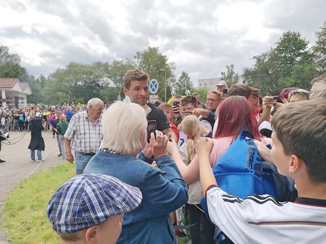 Stars zum Anfassen: Thomas Müller beim Signieren der Fan-Trikots | Foto: Beatrix Heinrichs