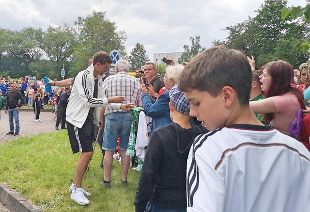 Thomas Müller gibt geduldig und gut gelaunt Autogramme. | Foto: Beatrix Heinrichs
