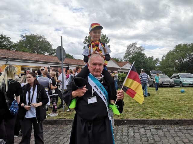 Norbert Naperkowski, Vorsitzender des Kneippvereins Bad Berka ist als Pfarrer Sebastian Kneipp gekommen. Auf den Schultern trägt er Enkelin Lotta, die selbst im Verein kickt. | Foto: Beatrix Heinrichs