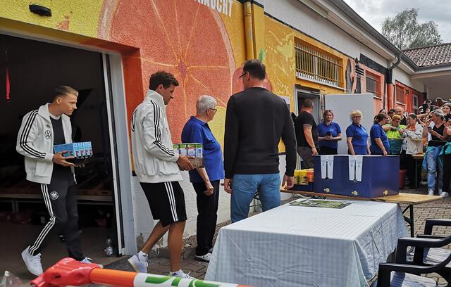 Chris Führich und Thomas Müller packen mit an. | Foto: Beatrix Heinrichs