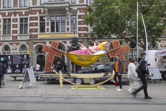 Mit dem "Hängemattenbischof" demonstrieren die Giordano-Bruno-Stiftung und das Aktionsbündnis Betroffeneninitiativen auf dem Katholikentag  | Foto: Foto: epd-bild/Paul-Philipp Braun