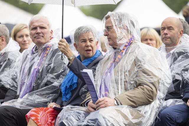 Irme Stetter-Karp (M), Präsidentin des Zentralkomitees der deutschen Katholiken (ZdK) und Bodo Ramelow, Ministerpräsident des Freistaates Thueringen (1.R. r), besuchen den Wortgottesdienst zum Hochfest Fronleichnam | Foto: Foto: epd-bild/Paul-Philipp Braun