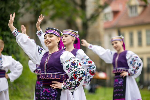 Eine ukrainische Tanzgruppe in traditioneller Tracht tritt beim Katholikentag beim Kolpingwerk auf. | Foto: Foto: epd-bild/Paul-Philipp Braun