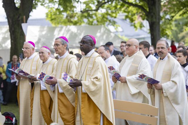 Eucharistie-Gottesdienst an Fronleichnam auf der Severi-Wiese | Foto: Foto: epd-bild/Paul-Philipp Braun