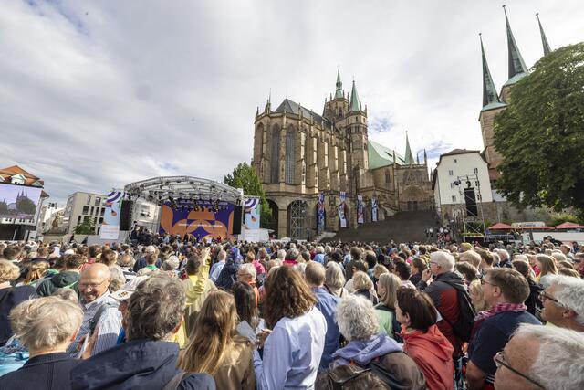 Die Sonne lacht: Eröffnungsgottesdienst des Katholikentags auf dem Domplatz in Erfurt am 29. Mai | Foto: Foto: epd-bild/Paul-Philipp Braun