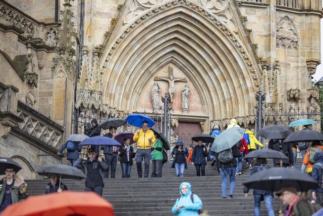 Besucher mit Regenschirmen auf den Stufen des Doms auf dem Katholikentag in Erfurt. | Foto: Foto: epd-bild/Paul-Philipp Braun