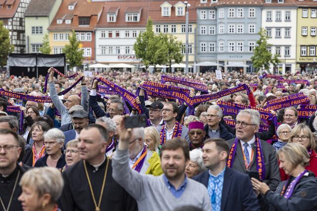 Am Abschlussgottesdienst auf dem Erfurter Domplatz nahmen etwa 6.000 Besucher teil. | Foto: Foto: epd-bild/Paul-Philipp Braun