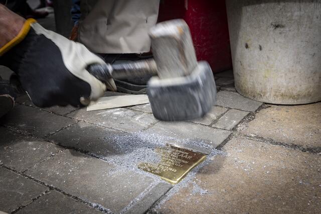 Der erste Stolperstein in Erfurt erinnert an den an den 1940 in Bernburg ermordeten jüdischen Kaufmann Karl Klaar (1890–1940). | Foto: Foto: epd-bild/Paul-Philipp Braun