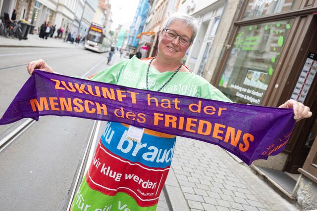 Katholikentagsbesucherin Monika mit einem Katholikentagsschal in Erfurt. Rund 20.000 Teilnehmer wurden erwartet. | Foto: Foto: epd-bild/Paul-Philipp Braun