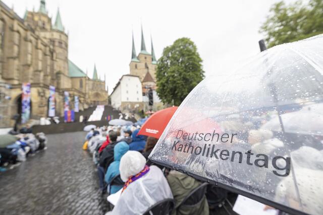 Gottesdienst am Domplatz.  Der Katholikentag steht unter dem Leitwort "Zukunft hat der Mensch des Friedens" aus Psalm 37.  | Foto: Foto: epd-bild/Paul-Philipp Braun