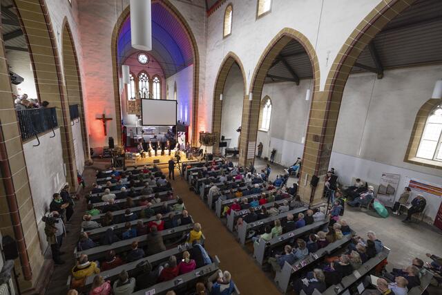 Podium zur Aufarbeitung sexualisierter Gewalt in der Verantwortung von Kirche und Staat: In der ev.  Reglerkirche diskutieren unter anderem die Missbrauchsbeauftragte der Bundesregierung Kerstin Claus, der Sprecher der Betroffeneninitiative "Eckiger Tisch" Matthias Katsch, Bischof Michael Gerber, Mitglied der bischöflichen Fachgruppe für Fragen des sexuellen Missbrauchs- und von Gewalterfahrungen, die Theologin der Universität Regensburg Ute Leimgruber, Kirchenrechtler Thomas Schueller und Margarete Reske, Vorsitzende der Unabhängigen Kommission für Anerkennungsleistungen in der katholischen Kirche. | Foto: Foto: epd-bild/Paul-Philipp Braun