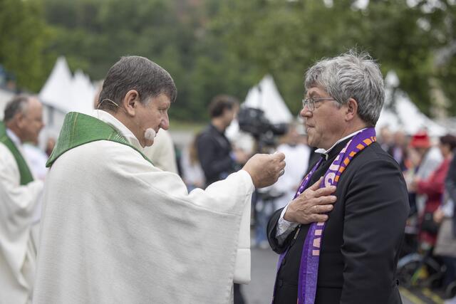 Bischof Vitaly Skomarovskyi (Lutsk/Ukraine) und der mitteldeutsche Landesbischof Friedrich Kramer beim Abschlussgottesdienst. | Foto: Foto: epd-bild/Paul-Philipp Braun