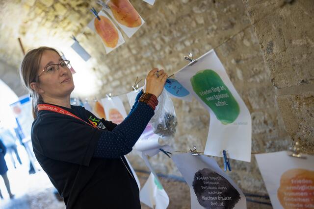 Claudia Rimestad präsentiert das Bistum Erfurt mit dem Thema "Friedensworte"  | Foto: Foto: epd-bild/Paul-Philipp Braun