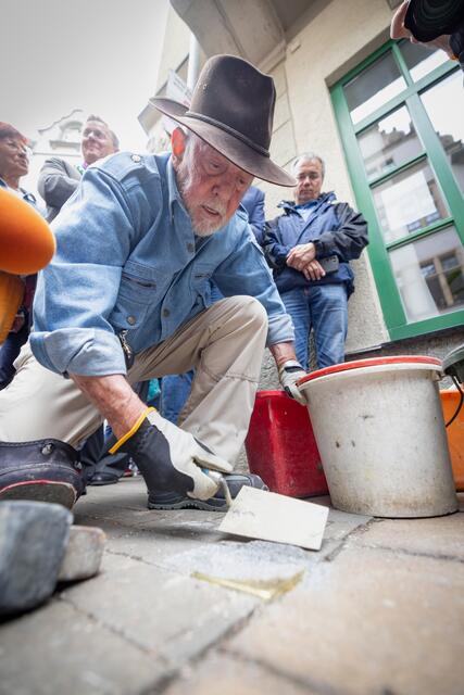 Gunter Demnig verlegt am 31.05.2024 den ersten Stolperstein in Erfurt | Foto: Foto: epd-bild/Paul-Philipp Braun