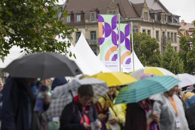 Zum Wortgottesdienst zum Hochfest Fronleichnam mit dem katholischen Bischof Ulrich Neymeyr kamen zahlreiche Besucher. | Foto: Foto: epd-bild/Paul-Philipp Braun