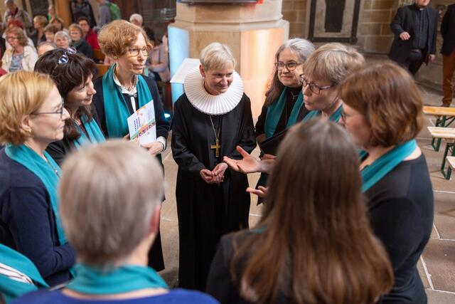 Die Hamburger Bischöfin Kirsten Fehrs (Mitte), amtierende Ratsvorsitzende der Ev. Kirche in Deutschland (EKD), war während des gesamten Katholikentags in Erfurt. Am 31. Mai hielt sie einen ökumenischen Frauengottesdienst im Erfurter Dom.  | Foto: Foto: epd-bild/Paul-Philipp Braun