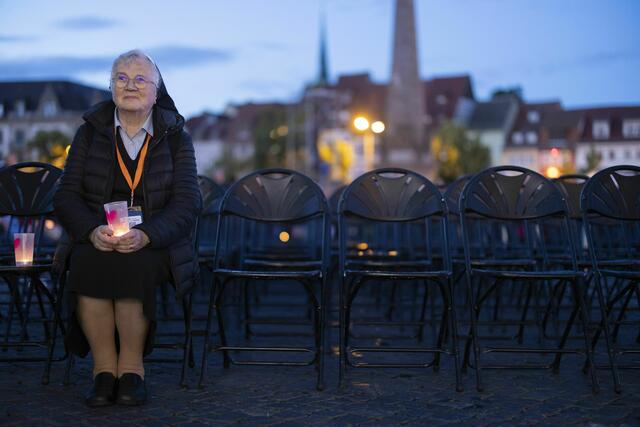 "Abend der Begegnung":  Gemeinsamer Tagesausklang bei Kerzenschein auf dem Domplatz | Foto: Foto: epd-bild/Paul-Philipp Braun
