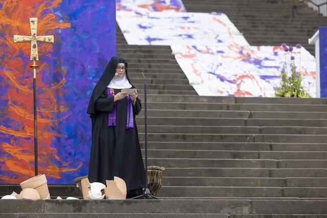 Abschlussgottesdienst auf den Domstufen: Sr. Magdalena Böhm vom Kloster Alexanderdorf. | Foto: Foto: epd-bild/Paul-Philipp Braun