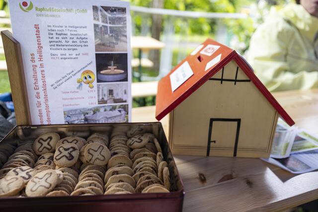 Kekse mit einem Kreuz auf einem Stand an der Kirchenmeile. | Foto: Foto: epd-bild/Paul-Philipp Braun