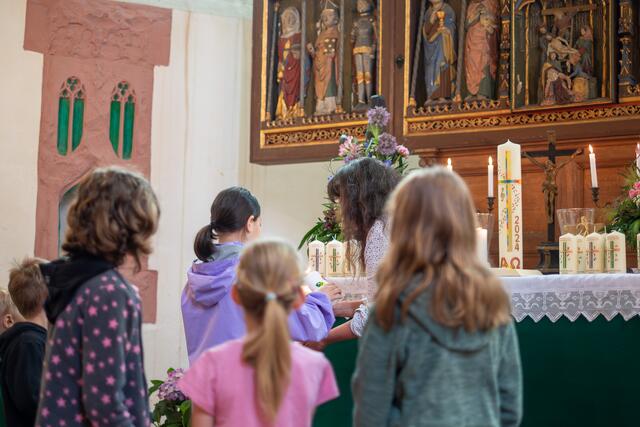 die Kinder gehen mit Elisa zum Kindergottesdienst | Foto: Ono Petermann