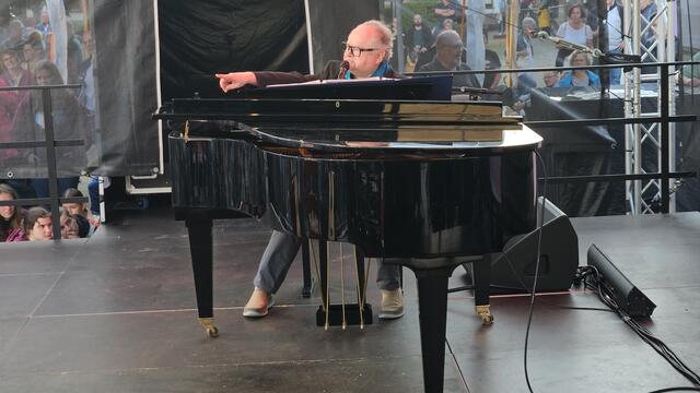 Heinz Rudolf Kunze war mit seinem Solo-Programm der Stargast des Abends beim Kreiskirchentag in Ellrich. | Foto: Regina Englert
