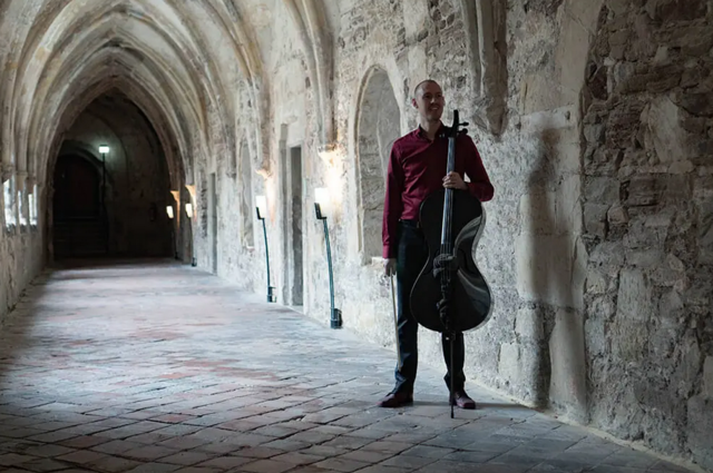 Am Ende des Klosters, im Lichte, im Lebendigen Labyrinth erwartet uns Cellomusik | Foto: Matthias Marggraff, Cellist
