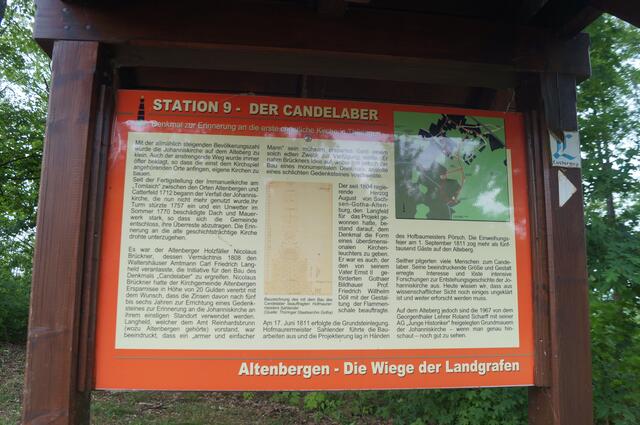 Ein Stationen-Wanderweg informiert auf 11 Stationen über die Geschichte des Ortes.