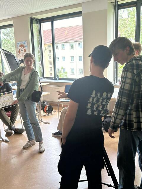 Klappe und Action: Mit „Problem. Answer. Repeat“ wagen sich die jungen Filmemacher an ein unwegsames Terrain: Gefühle. Die sind oft schwer zu fassen, manchmal widersprüchlich und nicht immer nachvollziehbar. Das filmisch darzustellen, sagt Silas Weitsch, sei eine Herausforderung gewesen.  | Foto: Silas Weitsch