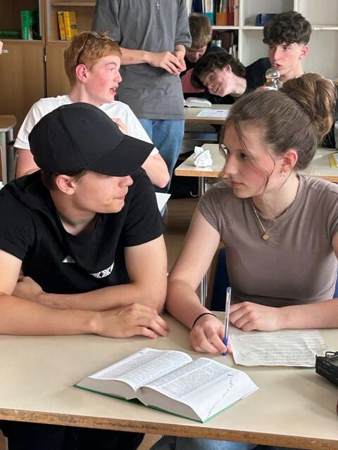 Besprechung am Set: Das Drehbuch hat Silas Weitsch (l.) gemeinsam mit Ava Bätz (r.) verfasst. Für die beiden Schüler ist es nicht der erste Film. Ende vergangenen Jahres feierte mit „Silver Lining“ ihre Neuinterpretation der Weihnachtsgeschichte im Jenaer Schillerhofkino Premiere.  | Foto: Silas Weitsch