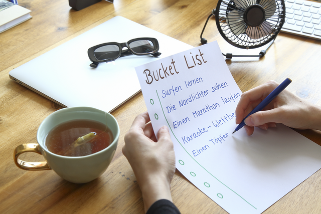 Bucket-Listen enthalten Ziele, die Menschen im Leben erreichen möchten. Eine Erfolgs- oder Glücksgarantie ist das jedoch nicht. | Foto: Foto: epd-bild/Jürgen Blume