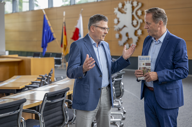 Im Landtag: Von den Landtags-ausschüssen wird André Demut um seine Expertise für bestimmte Gesetzesvorhaben gebeten, erklärt er im Gespräch mit Willi Wild. | Foto: Matthias Frank Schmidt