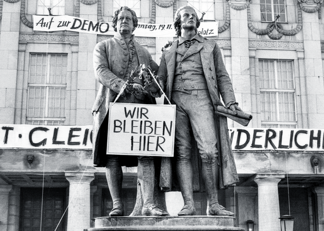 Wir bleiben hier: Bei der größten Protestkund-gebung der Fried-lichen Revolution in Weimar am 19. November 1989 wurden auch Goethe und Schiller mit einbezogen. | Foto: Claus Bach