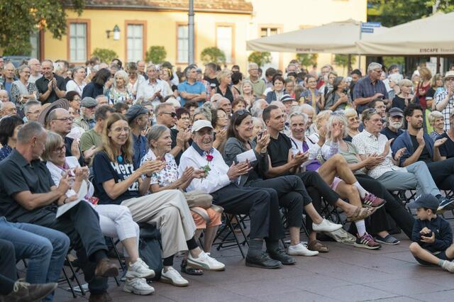 Zu den Unterstützern der Kundgebung zählte auch die EKM, vertreten durch Regionalbischöfin Friederike F. Spengler (im "Herz statt Hetzte"-Shirt). | Foto: Maik Schuck