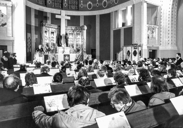Christuskirche in Dresden: Die Ökumenische Versammlung für Gerechtigkeit, Frieden und Bewahrung der Schöpfung, die im Februar 1988 erstmals zusammenkommt, beginnt nicht mit Referaten, sondern mit "Zeugnissen der Betroffenheit", welche die Wirklichkeit der Menschen widerspiegeln.  | Foto: epd-bild/Bernd Bohm