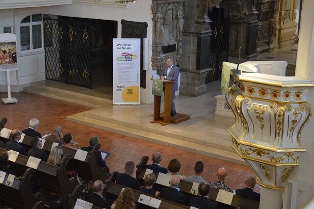 Dr. Klaus von der Weiden, Präsident des Thüringer Verfassungsgerichtshofes, überbrachte ein Grußwort. | Foto: André Poppowitsch