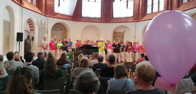 Der Gospelchor der Musikerfabrik Stendal trat unter der Leitung von Frank Wedel auf, der den Chor auch gründete. | Foto: René Thumser