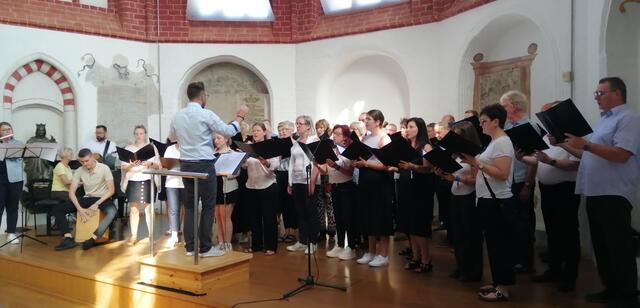 Der Chor der Neuapostolischen Kirche Stendal sang auf der Bühne des Kirchendorfes in der Katharinenkirche. | Foto: René Thumser