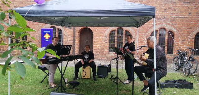Die Band der Vinyardgemeinde Stendal spielte Lobpreismusik. | Foto: René Thumser