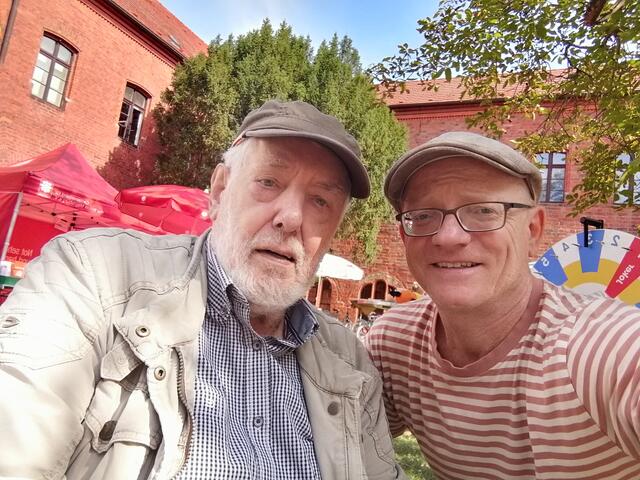 Fröhliches Wiedersehen: Hauptorganisator René Thumser vom Gemeindedienst der EKM traf seinen Amtsvorgänger Berthold Salow. | Foto: René Thumser