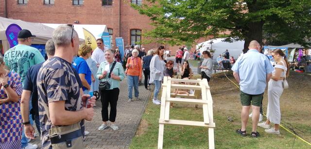 Über diese Brücke, die "Da-Vinci-Brücke", die die Diakonie aufgestellt hat, könnte man gehen. Die Konstruktion hält ohne Schrauben. | Foto: René Thumser