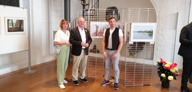 Ministerpräsident Reiner Haseloff besuchte mit seiner Frau in der Katharinenkirche die Ausstellung "Magdeburgs Mitte – Betrachtungen" des Künstlers Henning Kreitel. | Foto: René Thumser