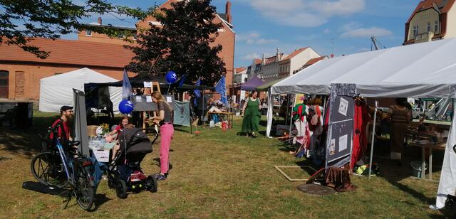 Der Sachsen-Anhalt-Tag stand unter dem Motto "Mittelalter trifft Moderne". So boten die Gemeindepädagogen des Kirchenkreises auch eine Fotostation an, bei der man sich in mittelalterlichen Kostümen ablichten lassen konnte. | Foto: René Thumser