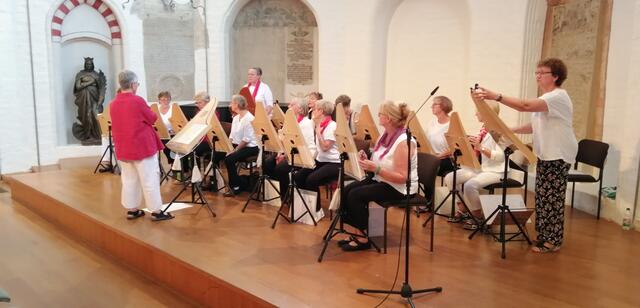 Das Veeh-Harfenorchester Stendal und Tangermünde musizierte in der Katharinenkirche. Das Zupfinstrument ist nach seinem Entwickler , dem Landwirt Hermann Veeh, benannt und kann ohne besondere Notenkenntnis gespielt werden. | Foto: René Thumser