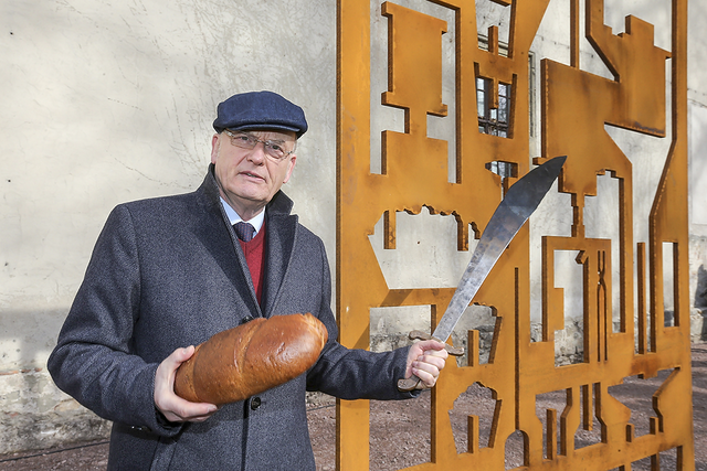 2017: Friedrich Schorlemmer vor dem Denkmal "Schwerter zu Pflugscharen" in Wittenberg | Foto: Foto: epd-bild/Steffen Schellhorn