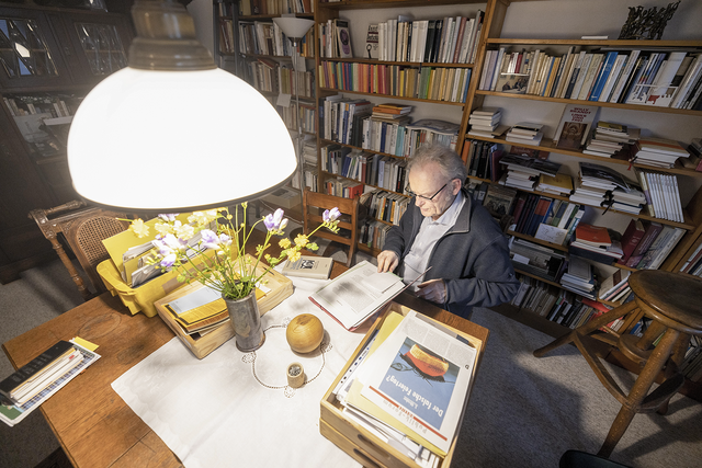 2022: Für Bücher konnte Friedrich Schorlemmer sich schon immer begeistern. Viele davon sind gewidmet, viele Autoren kannte er persönlich. | Foto: epd-bild/Paul-Philipp Braun 